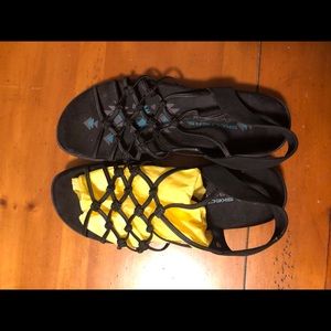 Black sketchers, elastic webbed top, Size 9 but runs small. Very comfy.